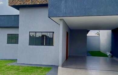 Imagem: A casa possui 3 Dormitórios, 2 Banheiros, 2 Vagas na garagem