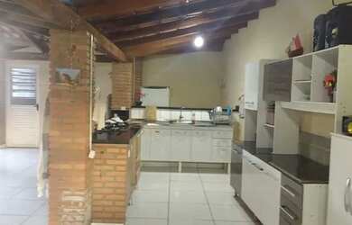 Imagem: A casa em condomínio possui 4 Dormitórios, 4 Banheiros, 5