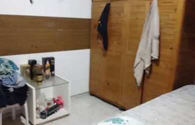 Imagem: A casa possui 4 Dormitórios, 2 Banheiros, 3 Vagas na garagem