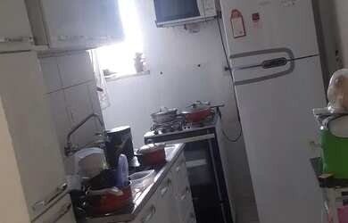 Imagem: O apartamento possui 2 Dormitórios, 1 Banheiro, 1 Vaga na garagem