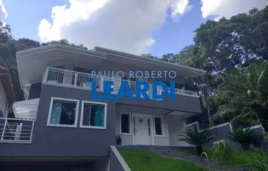 Imagem: A casa em condomínio possui 4 Dormitórios, 3 Banheiros, 4