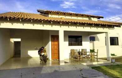 Imagem: A casa possui 2 Dormitórios, 1 Banheiro, 3 Vagas na garagem