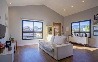 Imagem: A casa possui 3 Dormitórios, 3 Banheiros, 2 Vagas na garagem