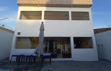 Imagem: A casa possui 5 Dormitórios, 3 Vagas na garagem e está localizado