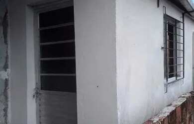 Imagem: A casa possui 1 Dormitório, 1 Banheiro, 1 Vaga na garagem e