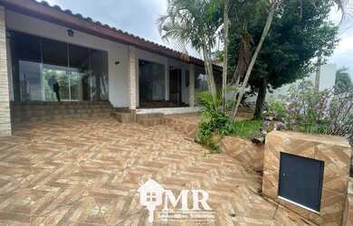 Imagem: A casa possui 2 Dormitórios, 2 Banheiros, 3 Vagas na garagem