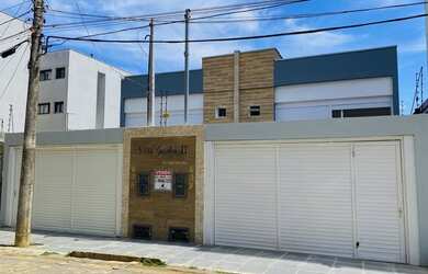 Imagem: A casa possui 3 Dormitórios, 3 Banheiros, 2 Vagas na garagem