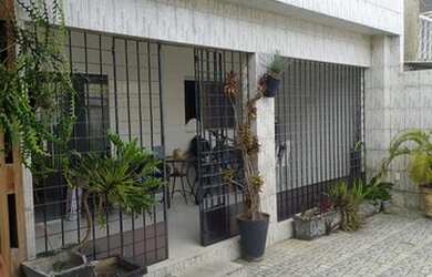 Imagem: A casa possui 3 Dormitórios, 2 Banheiros, 2 Vagas na garagem