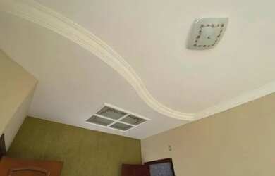 Imagem: A casa possui 2 Dormitórios, 2 Banheiros, 2 Vagas na garagem