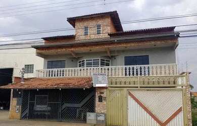 Imagem: A casa possui 4 Dormitórios, 4 Banheiros, 4 Vagas na garagem