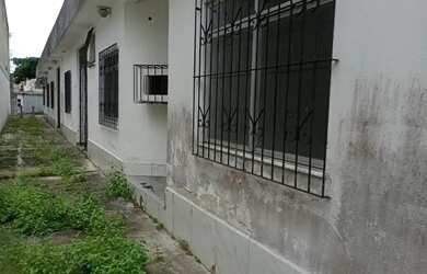 Imagem: A casa possui 5 Dormitórios, 4 Vagas na garagem, 650m² de