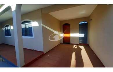 Imagem: A casa possui 3 Dormitórios, 1 Banheiro, 1 Vaga na garagem