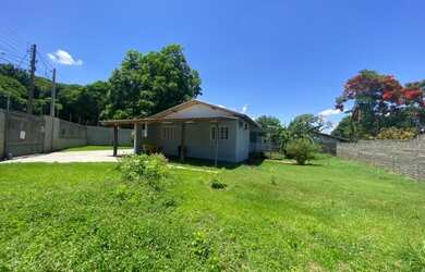 Imagem: A casa possui 3 Dormitórios, 2 Banheiros, 4 Vagas na garagem