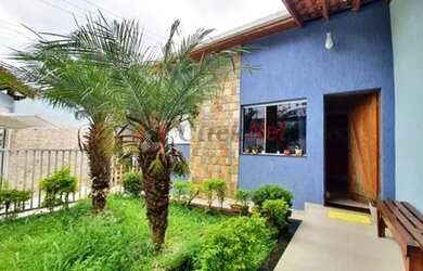 Imagem: A casa possui 3 Dormitórios, 2 Banheiros, 4 Vagas na garagem