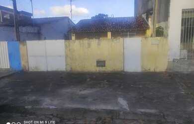 Imagem: A casa possui 3 Dormitórios, 1 Banheiro, 2 Vagas na garagem