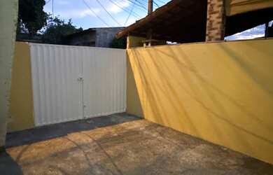 Imagem: A casa possui 1 Dormitório, 1 Banheiro, 1 Vaga na garagem