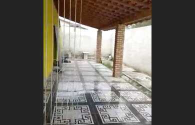 Imagem: A casa possui 2 Dormitórios, 5 Vagas na garagem e está localizado