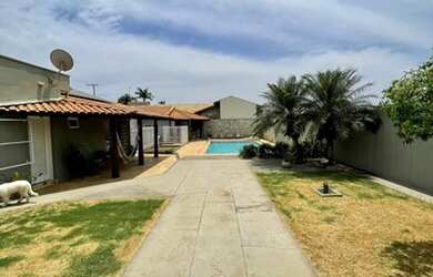 Imagem: A casa possui 4 Dormitórios, 5 Banheiros, 4 Vagas na garagem