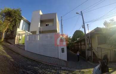 Imagem: A casa possui 2 Dormitórios, 2 Banheiros, 2 Vagas na garagem