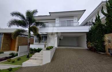 Imagem: A casa em condomínio possui 4 Dormitórios, 5 Banheiros, 2