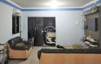 Imagem: A casa possui 3 Dormitórios, 4 Banheiros, 2 Vagas na garagem