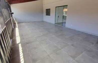 Imagem: A casa possui 3 Dormitórios, 2 Banheiros, 4 Vagas na garagem