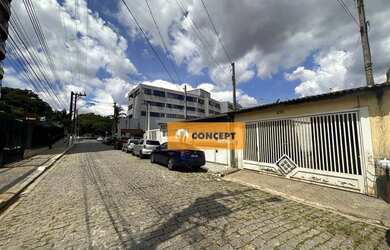 Imagem: A casa possui 3 Dormitórios, 1 Banheiro, 2 Vagas na garagem