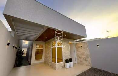 Imagem: A casa possui 3 Dormitórios, 2 Banheiros, 2 Vagas na garagem