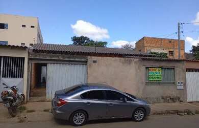 Imagem: A casa possui 3 Dormitórios, 3 Banheiros, 2 Vagas na garagem