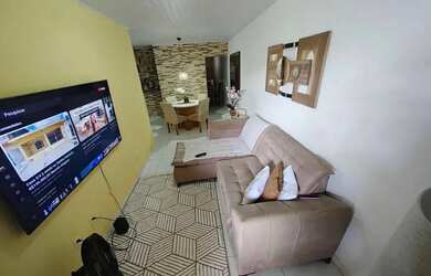 Imagem: A casa possui 3 Dormitórios, 2 Banheiros, 1 Vaga na garagem