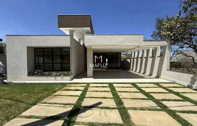 Imagem: A casa possui 4 Dormitórios, 2 Banheiros, 4 Vagas na garagem