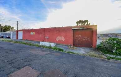 Imagem: A casa possui 5 Dormitórios, 5 Banheiros, 5 Vagas na garagem