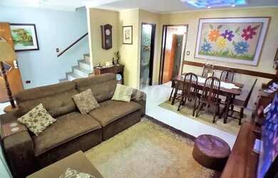 Imagem: A casa possui 3 Dormitórios, 2 Banheiros, 5 Vagas na garagem