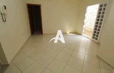 Imagem: A casa possui 4 Dormitórios, 2 Banheiros, 2 Vagas na garagem