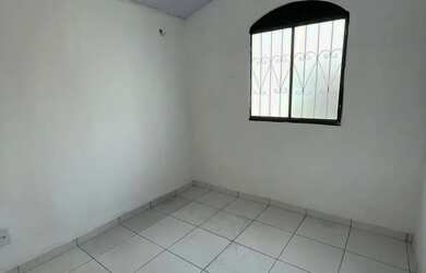 Imagem: A casa possui 2 Dormitórios, 1 Banheiro, 2 Vagas na garagem