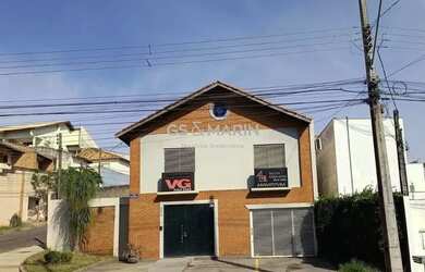 Imagem: A casa possui 4 Dormitórios, 2 Banheiros, 2 Vagas na garagem