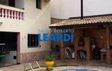 Imagem: A casa possui 4 Dormitórios, 3 Banheiros, 5 Vagas na garagem