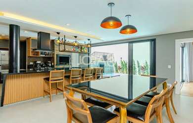 Imagem: A casa possui 4 Dormitórios, 5 Banheiros, 4 Vagas na garagem