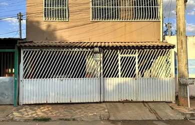 Imagem: A casa possui 2 Dormitórios, 2 Banheiros, 2 Vagas na garagem