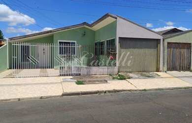 Imagem: A casa possui 3 Dormitórios, 2 Banheiros e 202m² de Área