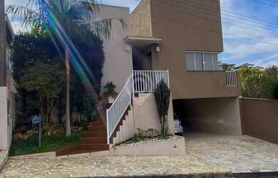 Imagem: A casa em condomínio possui 3 Dormitórios, 4 Banheiros, 2