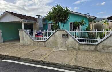 Imagem: A casa à venda possui 2 Dormitórios, 1 Banheiro, 1 Vaga na