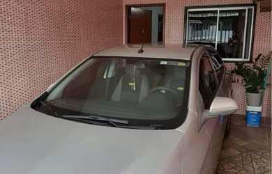 Imagem: A casa possui 3 Dormitórios, 2 Banheiros, 1 Vaga na garagem