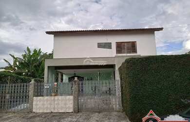 Imagem: A casa possui 4 Dormitórios, 3 Banheiros, 5 Vagas na garagem