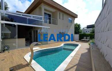 Imagem: A casa em condomínio possui 4 Dormitórios, 5 Banheiros, 4