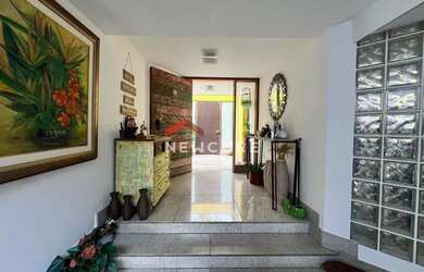 Imagem: A casa possui 4 Dormitórios, 5 Banheiros, 4 Vagas na garagem