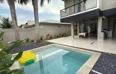 Imagem: A casa possui 4 Dormitórios, 5 Banheiros, 4 Vagas na garagem