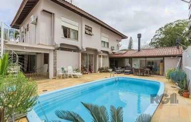 Imagem: A casa possui 3 Dormitórios, 5 Banheiros, 5 Vagas na garagem