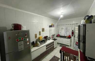 Imagem: A casa possui 2 Dormitórios, 1 Banheiro, 2 Vagas na garagem