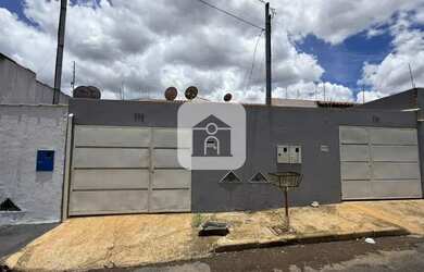 Imagem: A casa possui 2 Dormitórios, 1 Banheiro, 2 Vagas na garagem